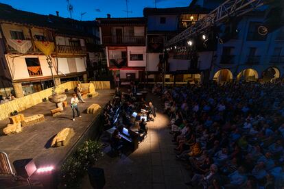 Escenario con la representación el sábado, en Villanueva de la Vera, de 'L’elisir d’amore'.