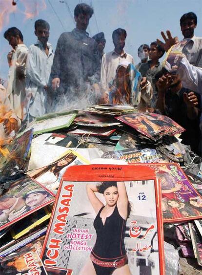 Quema de música y revistas en Pakistán en 2006.