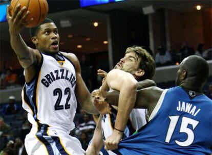 El jugador Rudy Gay de los Grizzlies de Memphis en acción ante el defensa español Marc Gsol sobre Nathan Jawai de los Timberwolves de Minnesota.