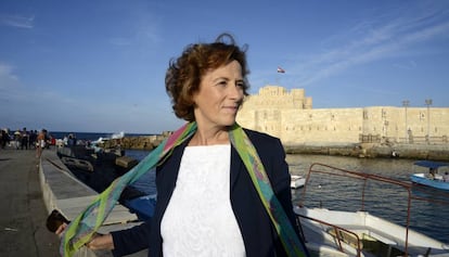 Julia Navarro en Alejandría junto al fuerte Quaitbey, antiguo emplazamiento del faro.