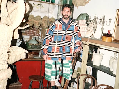 Javier S. Medina posa en su estudio, entre sus creaciones, vestido con la colección Paula’s Ibiza de Loewe.