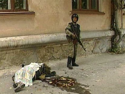 Un soldado ruso, junto a un cadáver en una calle de Nálchik, en una foto tomada de la televisión.