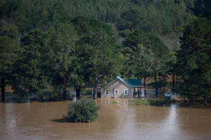 Una casa rodeada por el agua tras el paso del huracán Florence en Wallace, Carolina del Sur.