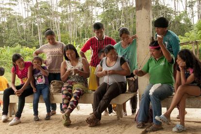 Omari, Elena y Mencay comparten sus saberes y los objetivos de sus proyectos con comunidades shuar y colonos. Ellas buscan incentivar, informar y enseñar posibles formas de empoderamiento y de mecanismos de paz y unión entre los distintos pueblos que habitan el Yasuní. 