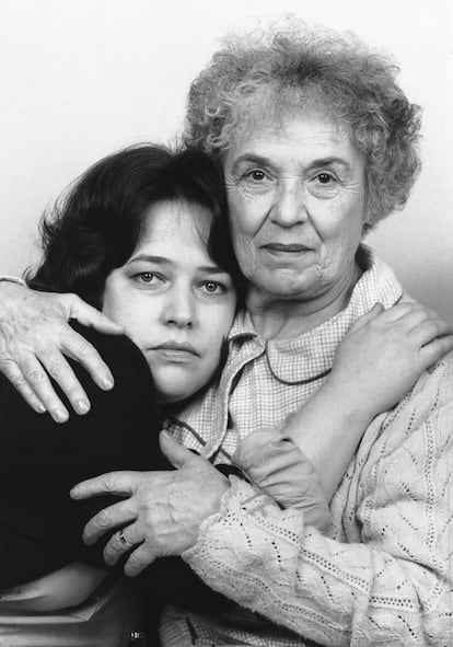 Retrato promocional de Kathy Bates y Anne Pitoniak en la obra de Broadway 'Night, Mother', en 1983.