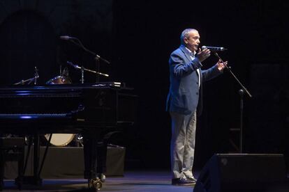 El director de los conciertos de los Jardines de Pedralbes, Martín Pérez, sale al escenario a anunciar la suspensión de la actuación de Bennett.