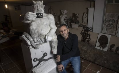 Sculptor José Antonio Abella Mardones poses with a plaster model of his sculpture.