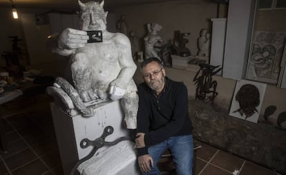 José Antonio Abella Mardones posa junto al modelo de escayola de su escultura. En vídeo, una asociación católica paraliza la instalación de una estatua en Segovia.