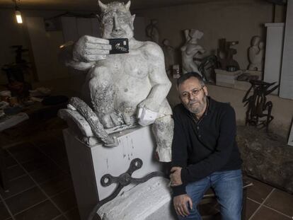 José Antonio Abella Mardones posa junto al modelo de escayola de su escultura. En vídeo, una asociación católica paraliza la instalación de una estatua en Segovia.