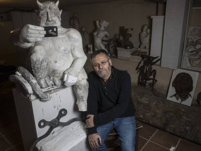 Sculptor José Antonio Abella Mardones poses with a plaster model of his sculpture.