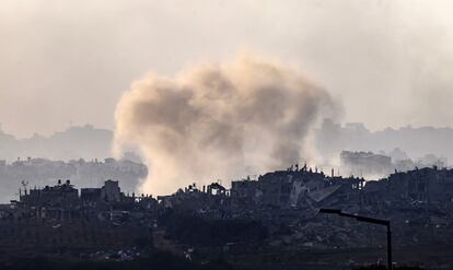 Una explosión en el sur de Israel, cerca de la Franja de Gaza, tras un ataque aéreo israelí en territorio palestino.