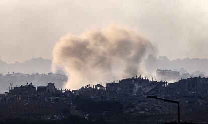 Una explosión en el sur de Israel, cerca de la Franja de Gaza, tras un ataque aéreo israelí en territorio palestino. 