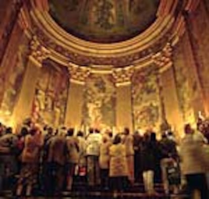 Un grupo admira la gran cúpula de San Francisco el Grande.