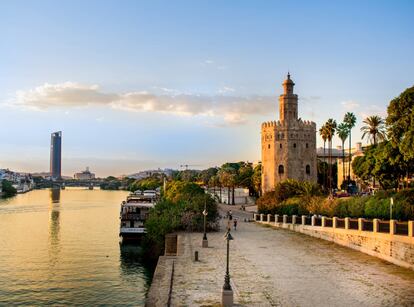 La capital del Guadalquivir destaca por su impresionante legado histórico. Clara Moneo recuerda que "además de su pasado romano y árabe, se reconoce su esplendor como puerto de América". Mara Sánchez Llorens destaca igualmente su carácter portuario, pero también los Reales Alcázares, un compendio de estilos y épocas históricas del que Ignacio Vleming no puede prescindir en su propia enumeración de las piezas arquitectónicas más notables de la ciudad. El escritor pone de relieve la Catedral, la Fábrica de la Cartuja o la Real Fábrica de Tabacos. "<a href="https://elpais.com/tag/sevilla/a" target="_blank"><strong>Sevilla</strong></a> ha sabido conservar su especial carácter al mismo tiempo que sus arquitectos intervenían en la ciudad", concluye Manuel Blanco Lage.