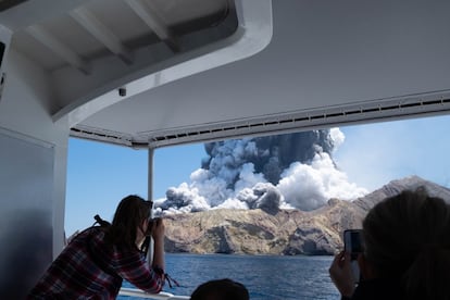 Algunos turistas observan desde un barco la erupción volcánica de la isla Blanca, en Nueva Zelanda, el 9 de diciembre de 2019.