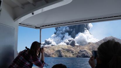 Algunos turistas observan desde un barco la erupción volcánica de la isla Blanca, en Nueva Zelanda, el 9 de diciembre de 2019.