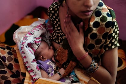 Babita Chandrajoshi , de 23 años, da de mamar a su hija Akshira, de 15 días, en su casa en Nihar Vihal, un barrio pobre del norte de Delhi.