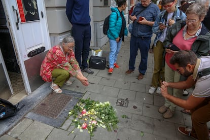 Sylvie Bianchi, nieta de Nelly Mousset-Vos, pareja de Nadine Hwang, en el acto de colocación de la 'stolperstein' ante la casa de su abuela, este jueves en Bruselas.