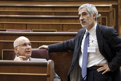 El diputado de IU, Gaspar Llamazares, habla con el portavoz de CiU en Congreso durante el pleno.