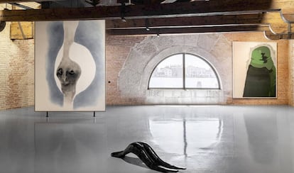 Vista de la exposición 'Sin título, 2020. Tres perspectivas sobre el arte del presente' en la Punta della Dogana. Obras de Enrico David y Markus Lüpertz.