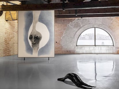 Vista de la exposición 'Sin título, 2020. Tres perspectivas sobre el arte del presente' en la Punta della Dogana. Obras de Enrico David y Markus Lüpertz.