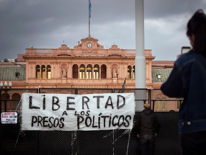 Familiares de detenidos en las protestas contra la Ley de Bases se manifiestan en Plaza de Mayo para pedir por su liberación, el pasado 18 de junio en Buenos Aires.