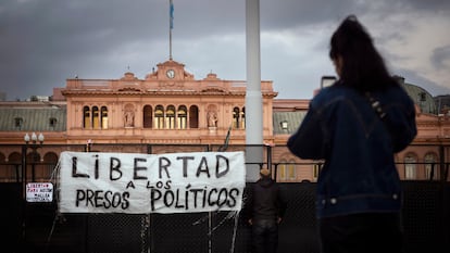 Familiares de detenidos en las protestas contra la Ley de Bases se manifiestan en Plaza de Mayo para pedir por su liberación, el pasado 18 de junio en Buenos Aires.