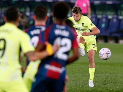 Llorente marca el gol del Atlético.