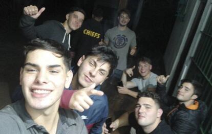 Parte de los acusados se saca un 'selfie' minutos después de la golpiza a Fernándo Báez.