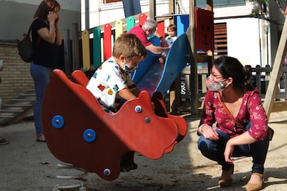 Familias con niños en un parque infantil de Terrassa (Barcelona), este viernes.