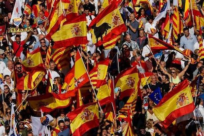 Banderas españolas y catalanas durante la manifestación.