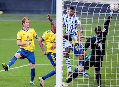 Isak marca el gol del triunfo de la Real.