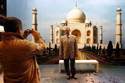 Un visitante se retrata delante de una fotografía del Taj Mahal en el espacio de turismo de la India, en Fitur (Ifema, Parque Ferial Juan Carlos I, Madrid).