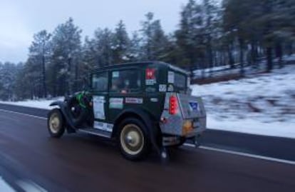 Fotografía cedida este viernes en la que registro a un Ford Modelo A 1930, conducido por los australianos Michael Flanders y Rod Wade, quienes batieron un récord al atravesar Estados Unidos de costa a costa, más de 4.550 kilómetros, en 50 horas, 20 minutos y 6 segundos, a bordo de este vehículo producido antes de la Segunda Guerra Mundial.