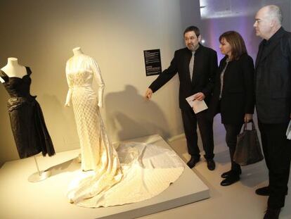 De izquierda a derecha, Josep Casamartina, Susana Urquijo, y Javier González, junto a dos piezas expuestas en el museo.