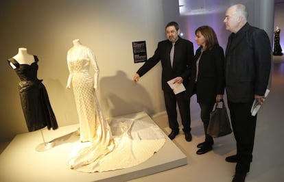 De izquierda a derecha, Josep Casamartina, Susana Urquijo, y Javier González, junto a dos piezas expuestas en el museo.