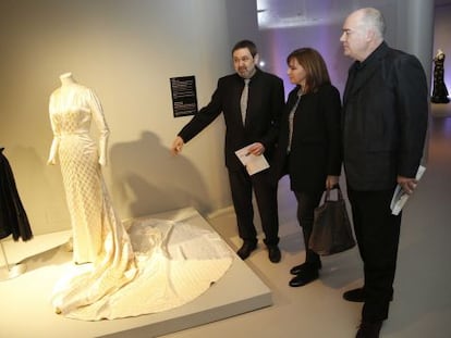 De izquierda a derecha, Josep Casamartina, Susana Urquijo, y Javier González, junto a dos piezas expuestas en el museo.