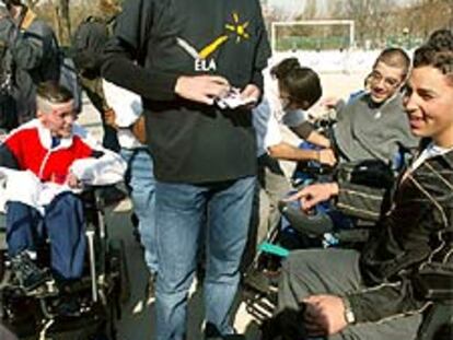 El fubtobista Zidane firmanado autógrafos