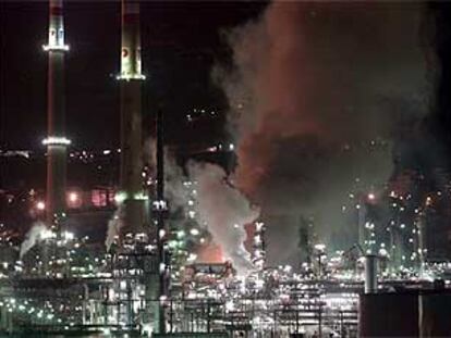 Una nube de humo, provocada por la combustión del gasóleo, ha cubierto la refinería de Petronor.