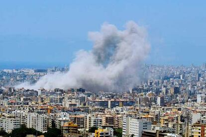 El humo se levanta sobre la ciudad de Beirut después nuevos ataques de la aviación de Israel sobre supuestas posiciones de Hezbolá, el viernes 11 de agosto.