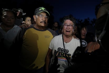 Familiares esperan hoy noticias de los mineros atrapados tras el derrumbe en una mina de carbón en el municipio de Sabinas, Estado de Coahuila (México).