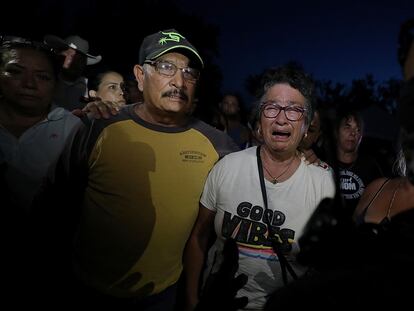 Familiares esperan hoy noticias de los mineros atrapados tras el derrumbe en una mina de carbón en el municipio de Sabinas, Estado de Coahuila (México).