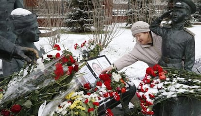 Una mujer coloca flores en memoria del piloto fallecido tras el derribo del cazabombardero ruso Su-24 por Turquía.