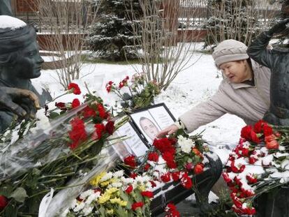 Una dona col·loca flors en memòria del pilot mort després de l'abatiment del caça bombarder rus Su-24 per Turquia.