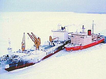 El rompehielos argentino Almirante Irízar rescata al barco Magdalena Oldendorff en la Antártida. VISTA AÉREA - ESCENA