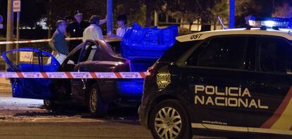 Restos del coche incendiado anoche en Sevilla con un cadáver en su interior.