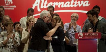 El dirigente de IU, Cayo Lara, abraza a la reelegida coordinadora de EUPV, Marga Sanz.