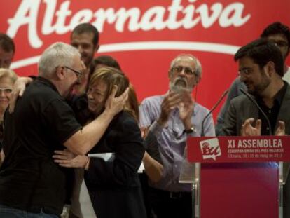 El dirigente de IU, Cayo Lara, abraza a la reelegida coordinadora de EUPV, Marga Sanz.