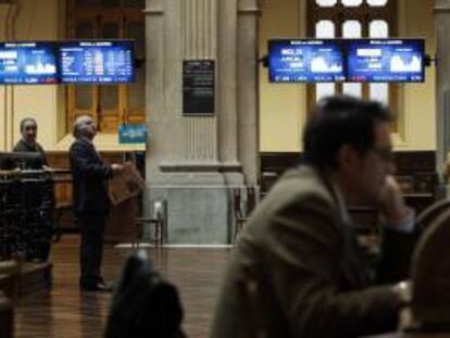 Un hombre contempla las pantallas de la Bolsa de Madrid. EFE/Archivo