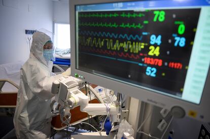 Personal sanitario de la UCI del Hospital Universitario Marqués de Valdecilla de Santander este jueves.